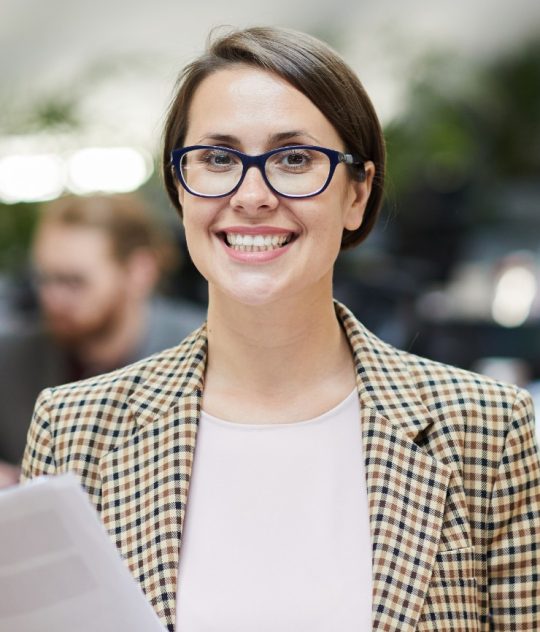 2-smiling-businesswoman-posing-3K6AX8Q.jpg