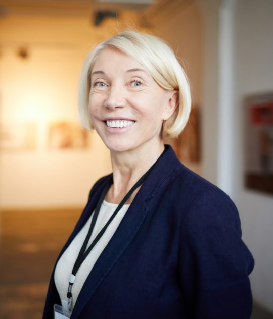 2-smiling-woman-in-art-gallery-54P3GAQ.jpg.jpg